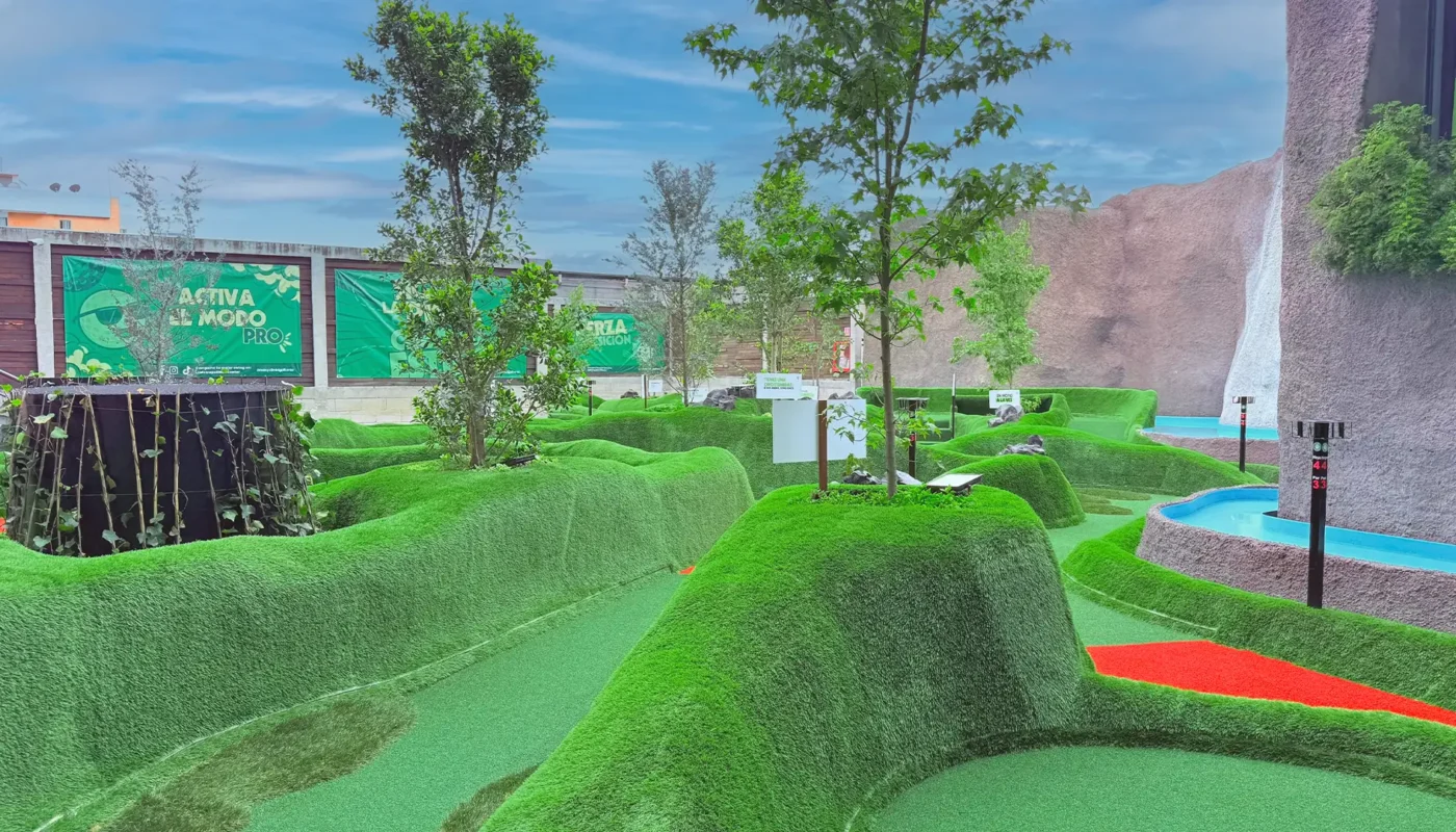 Juega minigolf en una terraza