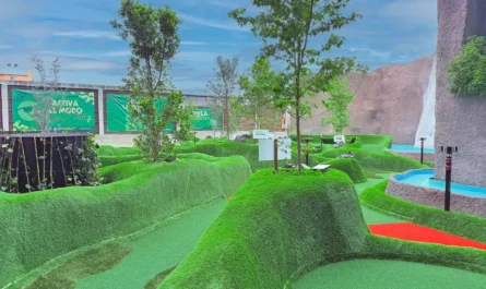 Juega minigolf en una terraza