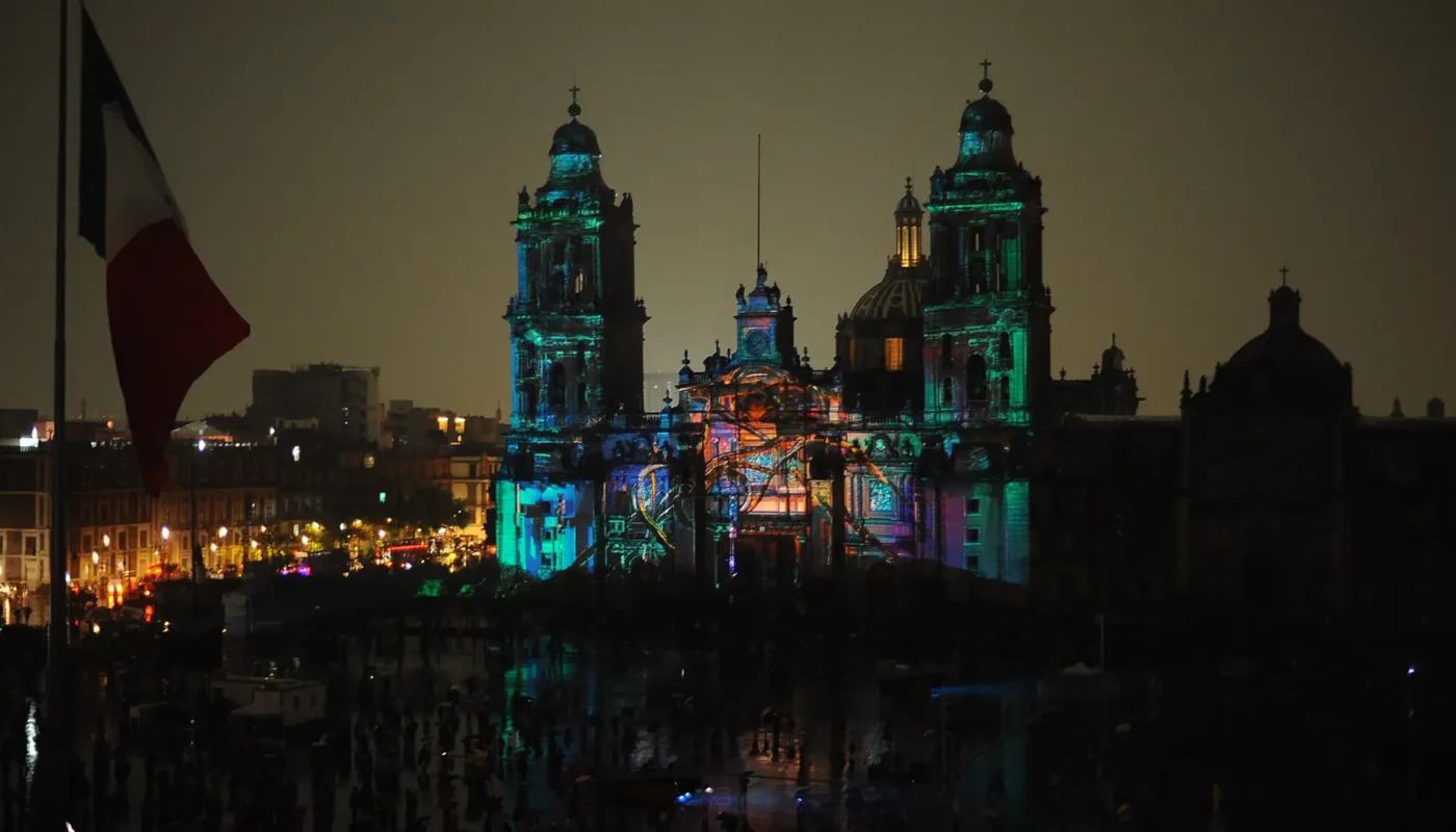 Zócalo vibra con 700 años luminosos