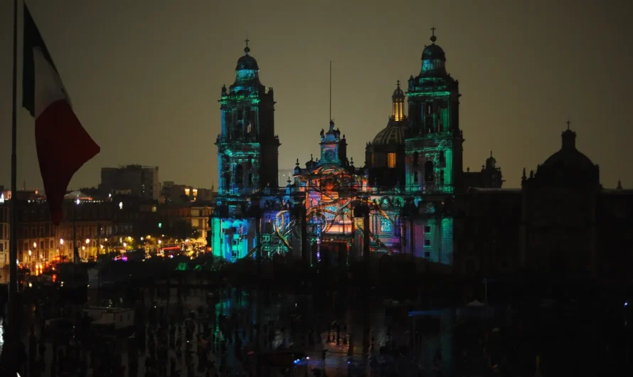 El Zócalo vibra con 700 años luminosos